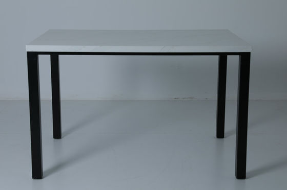 ভালো দাম আতিথেয়তা শিল্পের জন্য বর্গাকার পাথরের কাউন্টারটপ সহ ADA চার-ব্যক্তি টেবিল অনলাইন